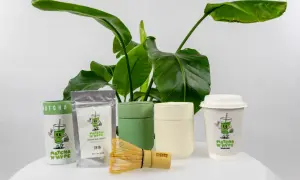 Zestaw do matcha z kubkami i bambusową miotełką. Idealny na poranną kawę lub zieloną herbatę.