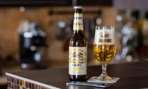 Japońskie piwo Kirin Ichiban w butelce i szklance, gotowe do degustacji.
