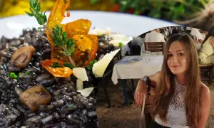 Pyszne risotto z **atramentem kałamarnicy**, ozdobione ziołami i pomidorkami, obok uśmiechniętej kobiety siedzącej w restauracji.