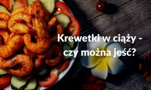 Talerz z krewetkami w sosie, pomidorami i ogórkiem. Napis: "Krewetki w ciąży - czy można jeść?".