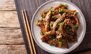 Wołowina w sosie teriyaki, posypana sezamem i szczypiorkiem. Pyszne danie, które warto znać pod kątem sos teriyaki kcal.