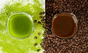 Zielony napój matcha obok ciemnych ziaren kawy. Wybór na poranek: matcha zamiast kawy?
