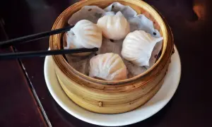 Pyszne dim sum w bambusowym parowniku, gotowe do podniesienia pałeczkami.