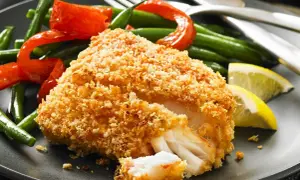 Chrupiący filet rybny w panierce panko, podany z fasolką szparagową, papryką i cytryną. Panko kcal to świetny wybór na lekki posiłek.