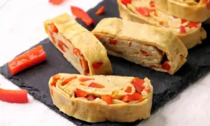Roladki z omletu tamago z papryką. Prosty przepis na pyszne danie.