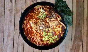 Miseczka aromatycznego ramen z makaronem, edamame, kukurydzą, grzybami i nori. Pyszny posiłek, który może mieć różną liczbę ramen kcal.