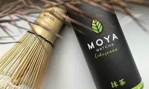 Chasen i puszka MOYA Matcha Codzienna. Idealny zestaw, by zacząć dzień z energią. Ile matchy dziennie? Z MOYA to proste!