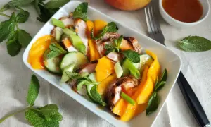 Pyszna sałatka z mango i kurczakiem, z dodatkiem ogórka, szczypiorku i mięty. Idealna na lekki posiłek.