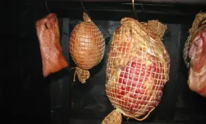 W jakiej temperaturze wędzić ryby? Klucz do smaku i trwałości.