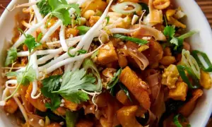 Jak zrobić Pad Thai z kurczakiem? Przepis na idealny smak!