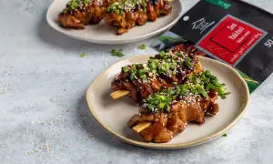 Pyszne szaszłyki z kurczaka w sosie yakitori, posypane sezamem i szczypiorkiem. Idealny przepis na yakitori.