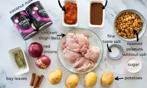 Składniki do przepisu na massaman curry: mleczko kokosowe, pasta massaman, kurczak, ziemniaki, orzeszki ziemne, cebula, przyprawy.