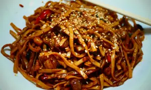 Jak ugotować makaron chow mein? Perfekcyjne al dente w 2-4 minuty