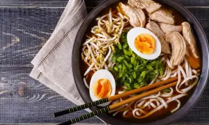 Pyszny ramen z kurczakiem, jajkiem, kiełkami fasoli i szczypiorkiem. Idealny na chłodny dzień.