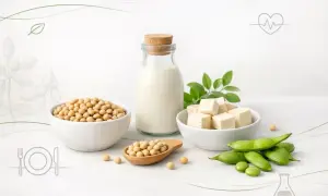 Miseczki z ziarnami soi, kostki tofu, mleko sojowe i strąki edamame. Czy soja jest zdrowa? Dowiedz się więcej o jej korzyściach.