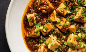 Pikantne danie z tofu i mielonego mięsa w sosie, klasyka kuchni sichuan.