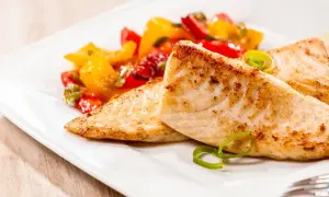 Smażona tilapia, delikatna ryba, podana z kolorowymi warzywami. Czy tilapia to ryba dla Ciebie?