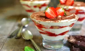 Pyszne tiramisu z truskawkami i kremem mascarpone. Choć pyszne, warto pamiętać o jego kaloriach.
