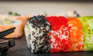 Kolorowe rolki sushi z ikrą tobiko: czarną, czerwoną, pomarańczową i zieloną. Pyszne!