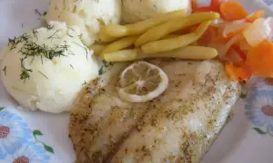 Smażony suflak z cytryną, podany z puree ziemniaczanym i warzywami.