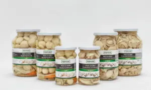 Sześć słoików z marynowanymi i w zalewie naturalnej pieczarkami, różnej wielkości.