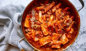 Pikantne tteokbokki w sosie gochujang, posypane sezamem. Zastanawiasz się nad tteokbokki kcal?