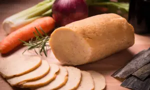 Kawałek seitanu, plasterki, marchew, seler, cebula i wodorosty. Czy seitan jest zdrowy? To zależy od składników i sposobu przygotowania.