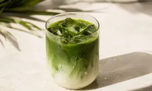 Orzeźwiający napój matcha z lodem i mlekiem. Idealny, gdy zastanawiasz się, jak zrobic matche.