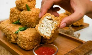 Chrupiące kąski z miękkim tofu, podane z sosem. Idealna przekąska.