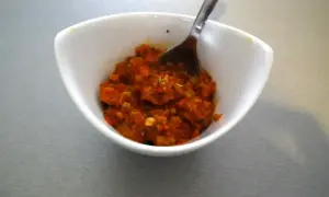 Aksamitna pasta z czerwonego curry w białej miseczce, gotowa do podania.