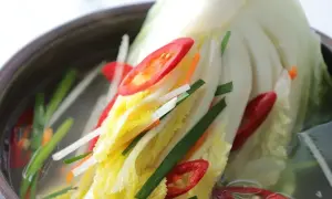 Kimchi: Smak, zdrowie i zastosowanie. Czy to lepsza kapusta kiszona?