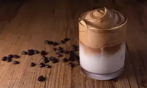 Pyszna kawa dalgona, idealna na każdy poranek. Prosty dalgona coffee przepis na puszystą piankę i mleko.