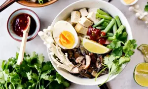 Aksamitne grzyby do ramenu, jajko na pół, tofu i świeża kolendra tworzą apetyczną kompozycję.