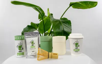 Zestaw do matcha z kubkami i bambusową miotełką. Idealny na poranną kawę lub zieloną herbatę.