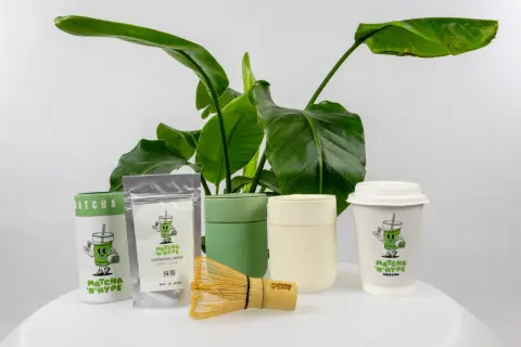 Zestaw do matcha z kubkami i bambusową miotełką. Idealny na poranną kawę lub zieloną herbatę.