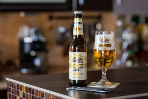 Japońskie piwo Kirin Ichiban w butelce i szklance, gotowe do degustacji.