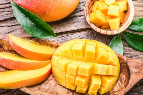 Soczyste mango, które przypomina o tropikalnych krajach, skąd pochodzi. Pokrojone w kostkę i plastry, gotowe do jedzenia.
