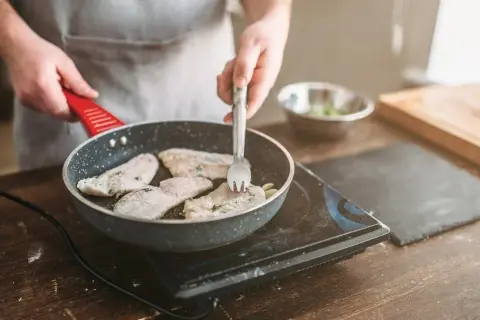 Jak smażyć rybę ze skórą, by była chrupiąca i soczysta?