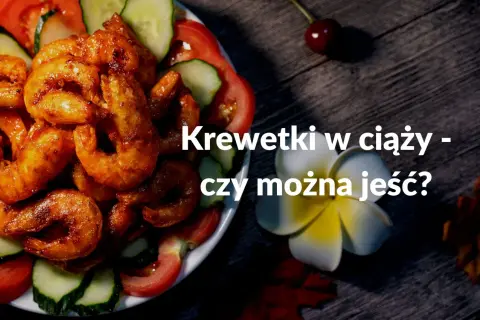 Talerz z krewetkami w sosie, pomidorami i ogórkiem. Napis: "Krewetki w ciąży - czy można jeść?".
