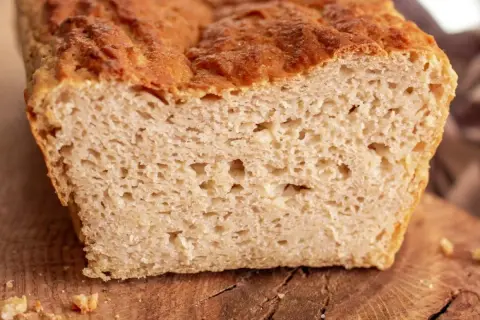 Puszysty bochenek, który pokazuje, jaki chleb nie ma glutenu. Idealny dla osób na diecie bezglutenowej.