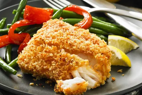 Chrupiący filet rybny w panierce panko, podany z fasolką szparagową, papryką i cytryną. Panko kcal to świetny wybór na lekki posiłek.