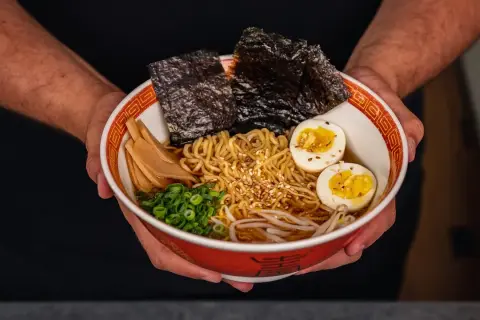 Ramen z zupki chińskiej: Zmień instant w danie z restauracji!