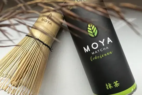 Chasen i puszka MOYA Matcha Codzienna. Idealny zestaw, by zacząć dzień z energią. Ile matchy dziennie? Z MOYA to proste!