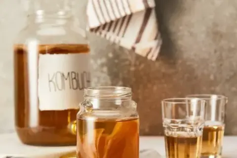 Kombucha: zdrowa czy szkodliwa? Zbilansowane spojrzenie eksperta
