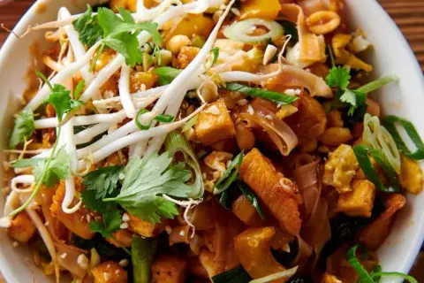Jak zrobić Pad Thai z kurczakiem? Przepis na idealny smak!
