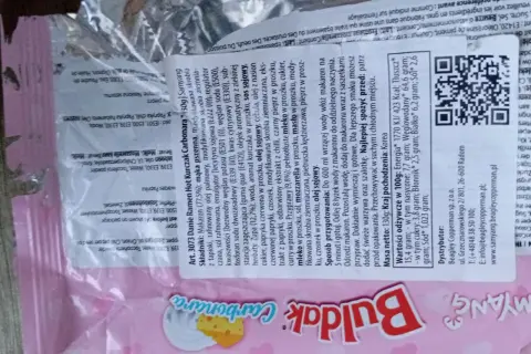 Buldak Carbonara: makaron z sosem, 130g. Wartość odżywcza w 100g: 423 kcal. Idealny na szybki posiłek.