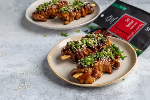 Pyszne szaszłyki z kurczaka w sosie yakitori, posypane sezamem i szczypiorkiem. Idealny przepis na yakitori.