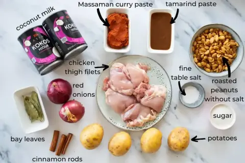 Składniki do przepisu na massaman curry: mleczko kokosowe, pasta massaman, kurczak, ziemniaki, orzeszki ziemne, cebula, przyprawy.