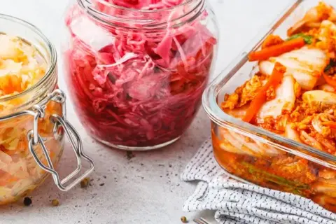 Kimchi: Co to jest, jak smakuje i dlaczego warto je jeść?