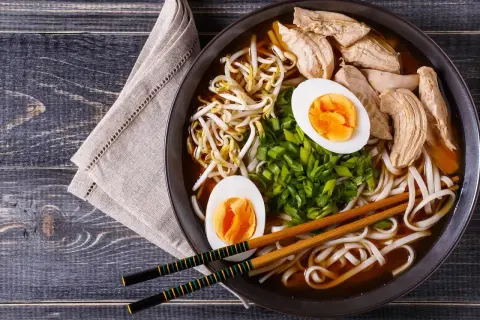 Pyszny ramen z kurczakiem, jajkiem, kiełkami fasoli i szczypiorkiem. Idealny na chłodny dzień.